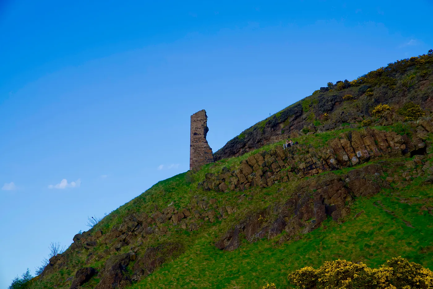 A couple enjoying themselves by the remains of Saint Anthony's Chapel further up the hill.