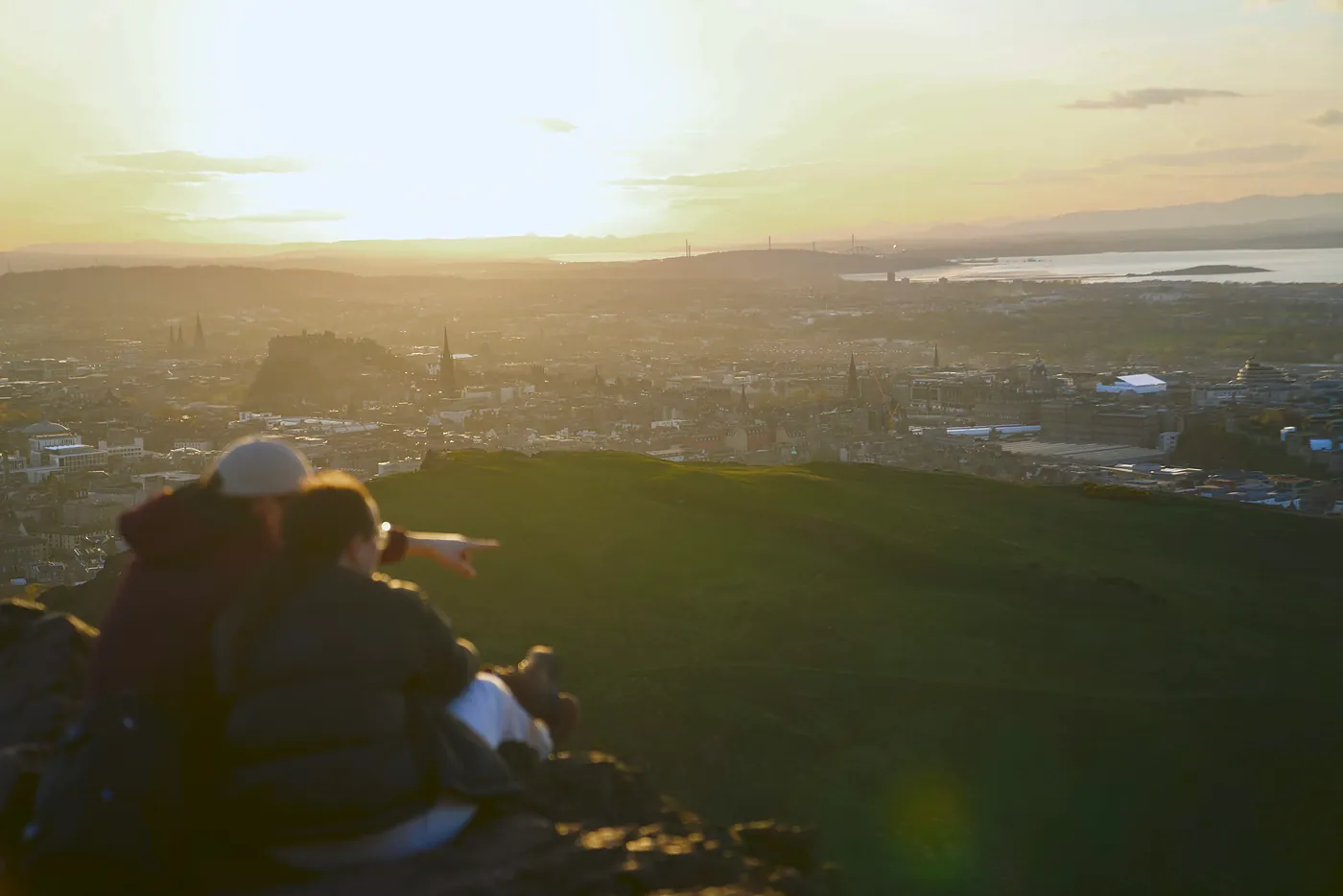 Edinbrugh's core and the Crag's fields being admired by a couple.