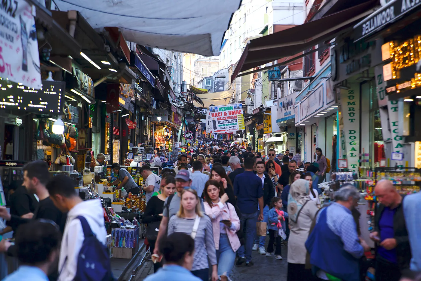 A wide corrider that connects the rest of the Grand Bazaar with the Spice Market's northern enterance.